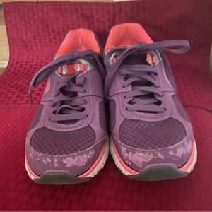 Women’s Skechers Lightweight Size 10